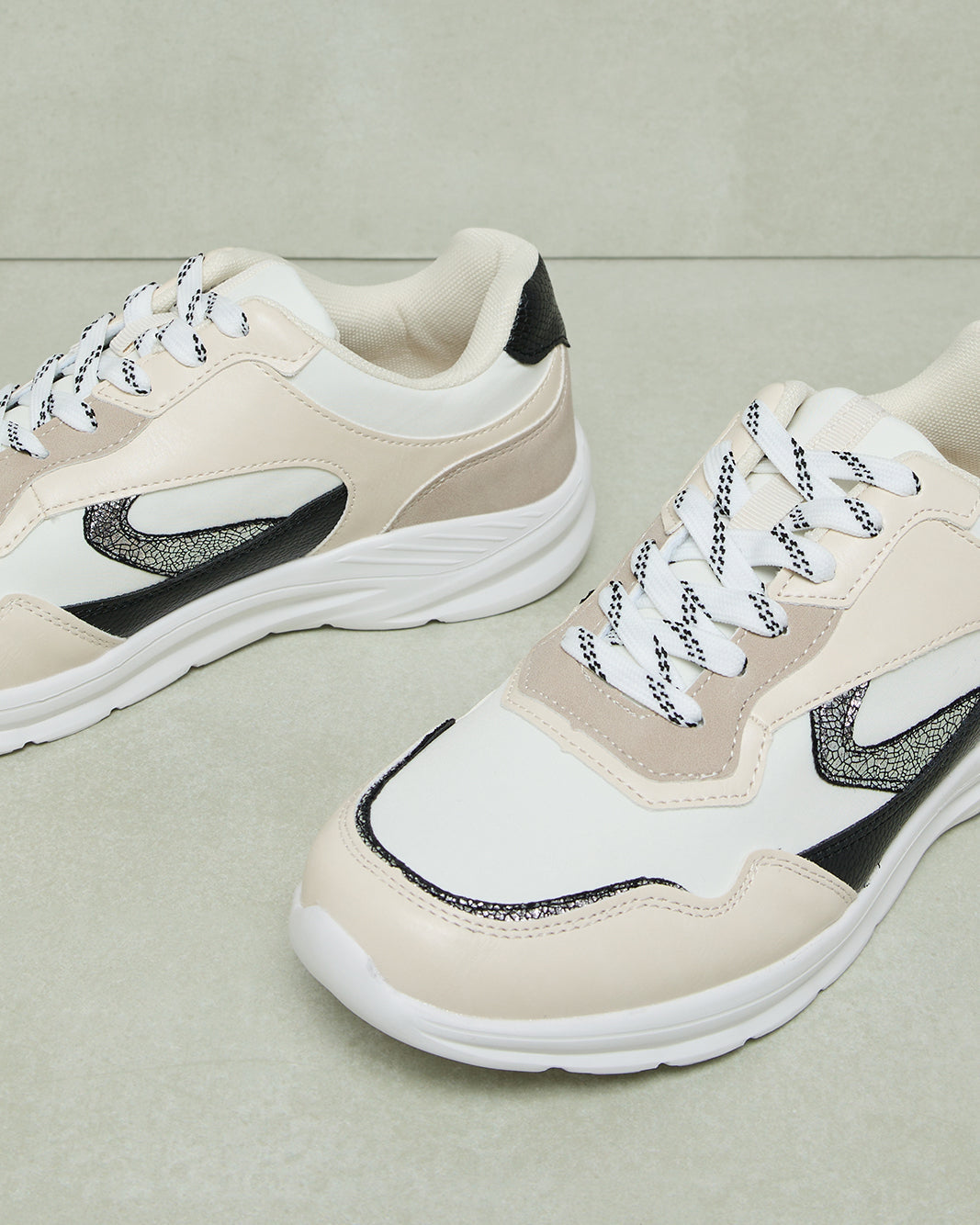 Women White Material Block Lace-Up Shoes